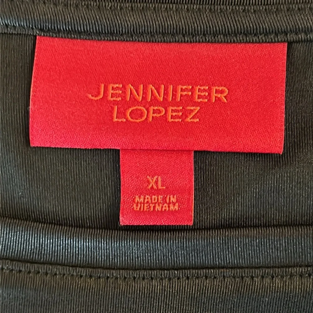 Classic Jennifer Lopez black top with gathered sleeve accent - Picture 4 of 4